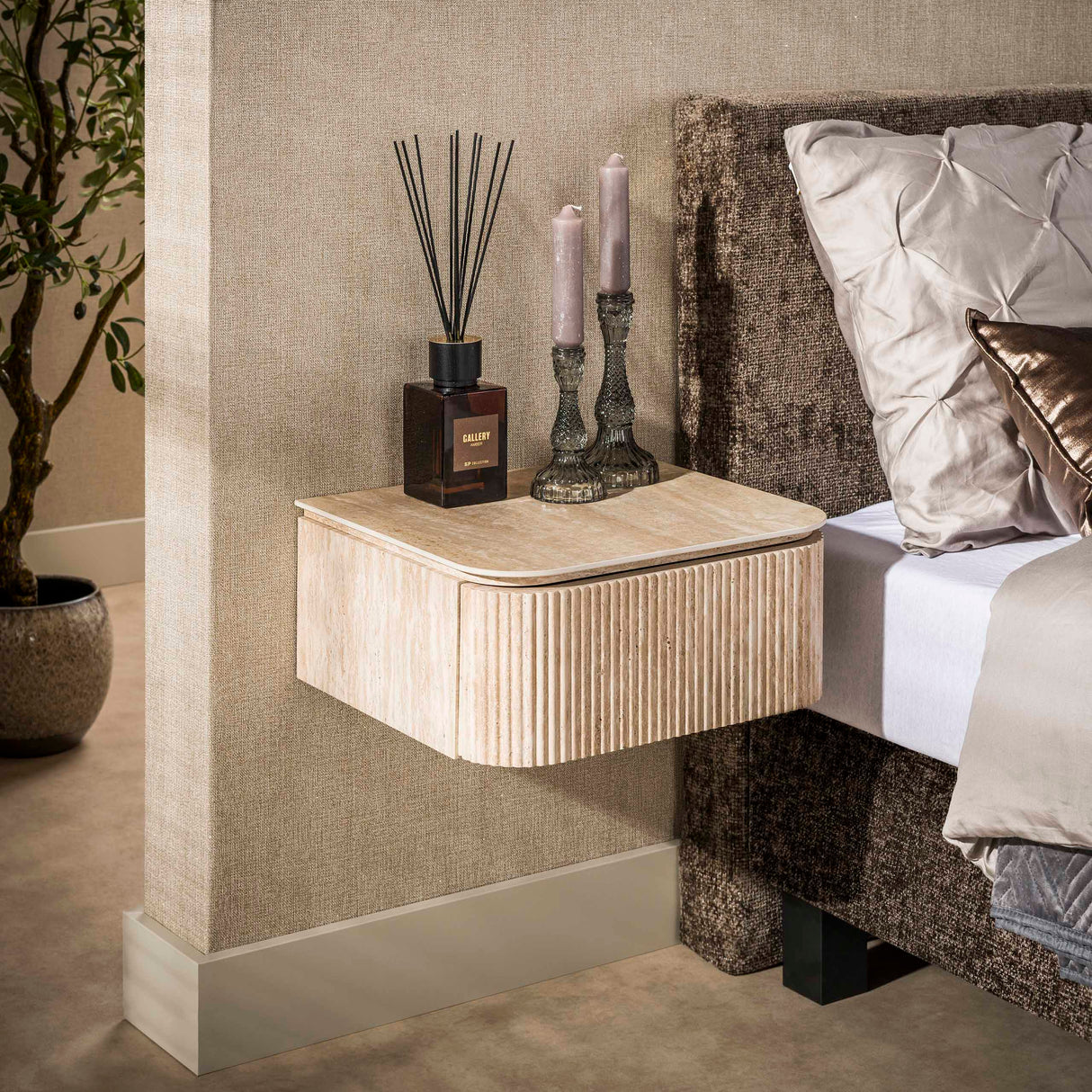 Table de chevet flottante avec 1 tiroir Jimi en céramique beige travertin