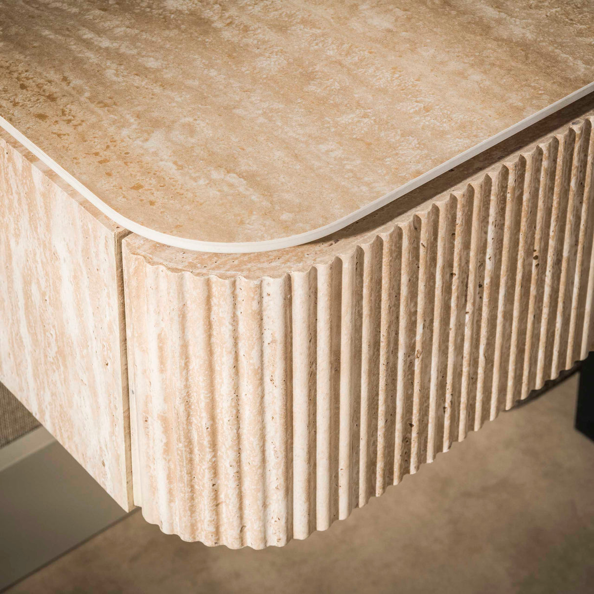 Table de chevet flottante avec 1 tiroir Jimi en céramique beige travertin