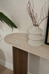 Table d'appoint ovale moderne avec plateau aspect travertin et base en mélamine noyer. Design minimaliste élégant.