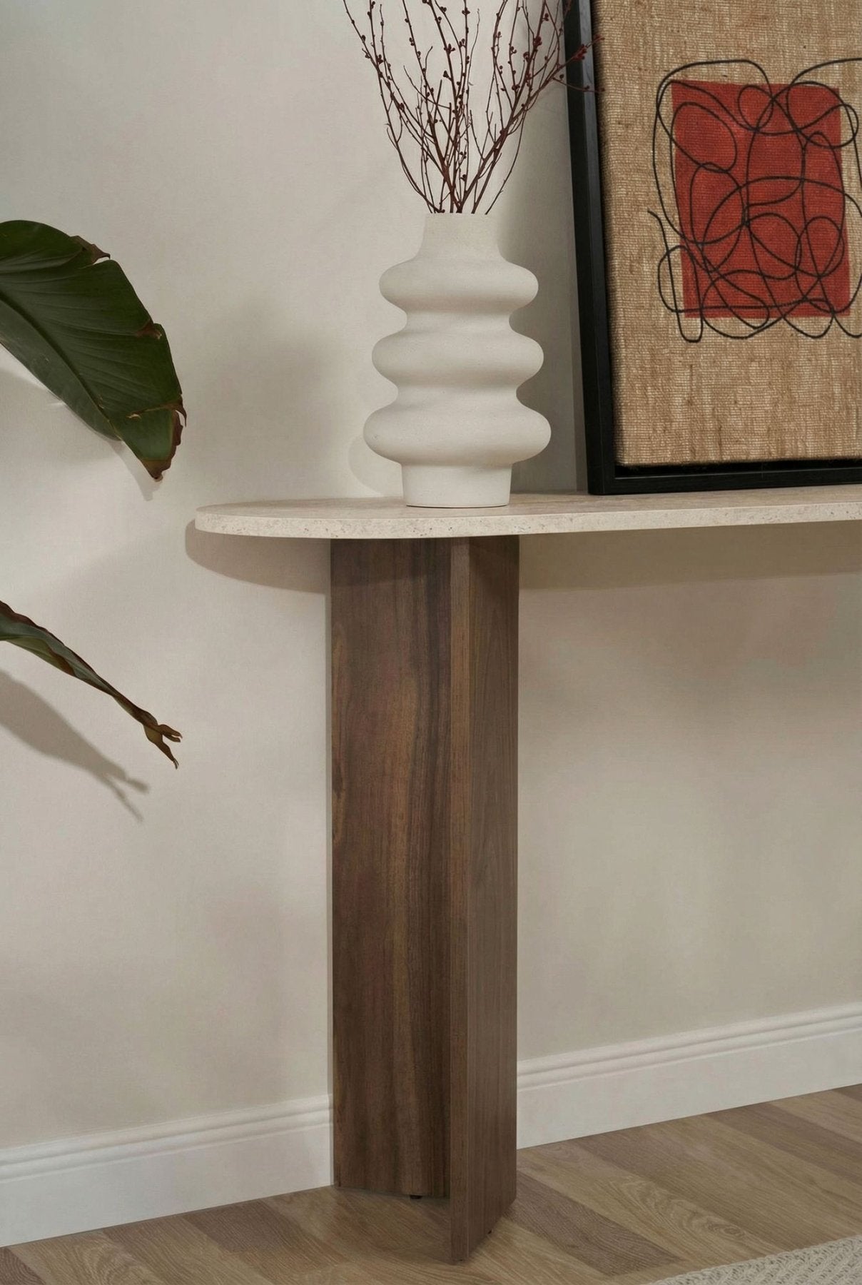 Table d'appoint ovale moderne avec plateau aspect travertin et base en mélamine noyer. Design minimaliste élégant.