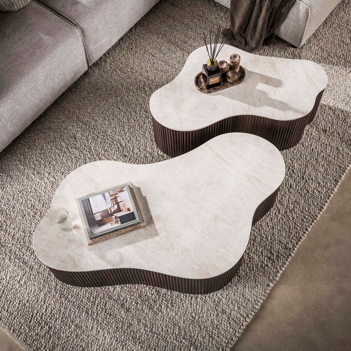 Ensemble de 2 tables basses biologiques Cruz Grand avec plateaux en céramique Taj Mahal et base nervurée marron foncé.