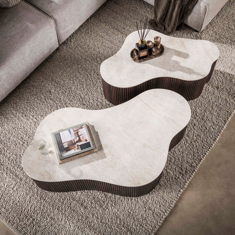 Ensemble de 2 tables basses biologiques Cruz Grand avec plateaux en céramique Taj Mahal et base nervurée marron foncé.