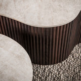 Ensemble de 2 tables basses biologiques Cruz Grand avec plateaux en céramique Taj Mahal et base nervurée marron foncé.