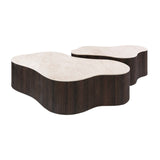 Ensemble photo blanc de 2 tables basses organiques Cruz Grand avec plateaux en céramique Taj Mahal et base nervurée marron foncé.