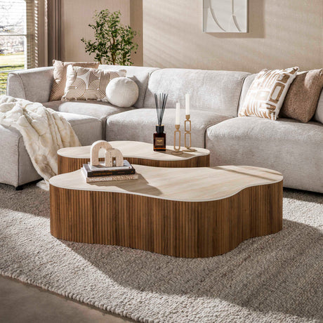 Ensemble de 2 tables basses organiques Cruz Grand avec plateaux en céramique travertin et base nervurée aspect bois de chêne.