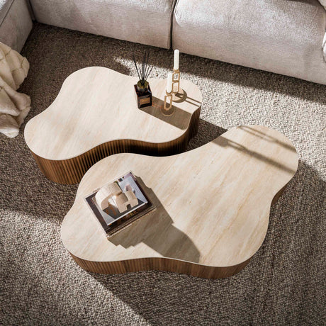Ensemble de 2 tables basses organiques Cruz Grand avec plateaux en céramique travertin et base nervurée aspect bois de chêne.