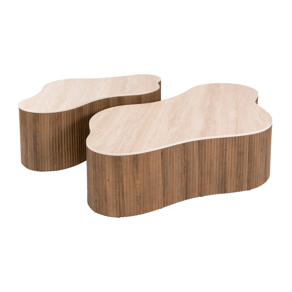 Ensemble photo blanc de 2 tables basses organiques Cruz Grand avec plateaux en céramique travertin et base nervurée aspect bois de chêne.