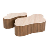 Ensemble photo blanc de 2 tables basses organiques Cruz Grand avec plateaux en céramique travertin et base nervurée aspect bois de chêne.