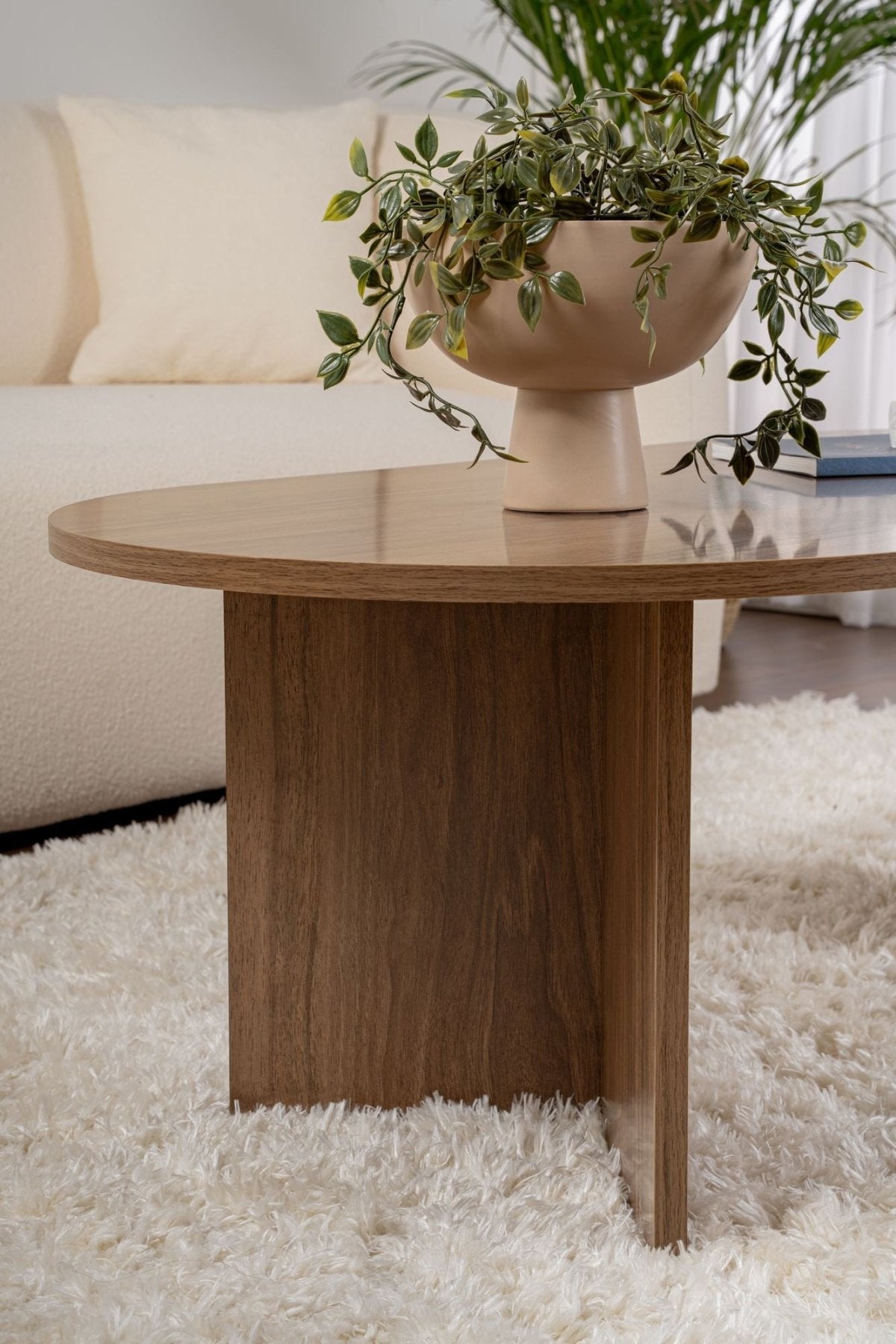 Table basse ovale aspect noyer Sabla - 119x60 