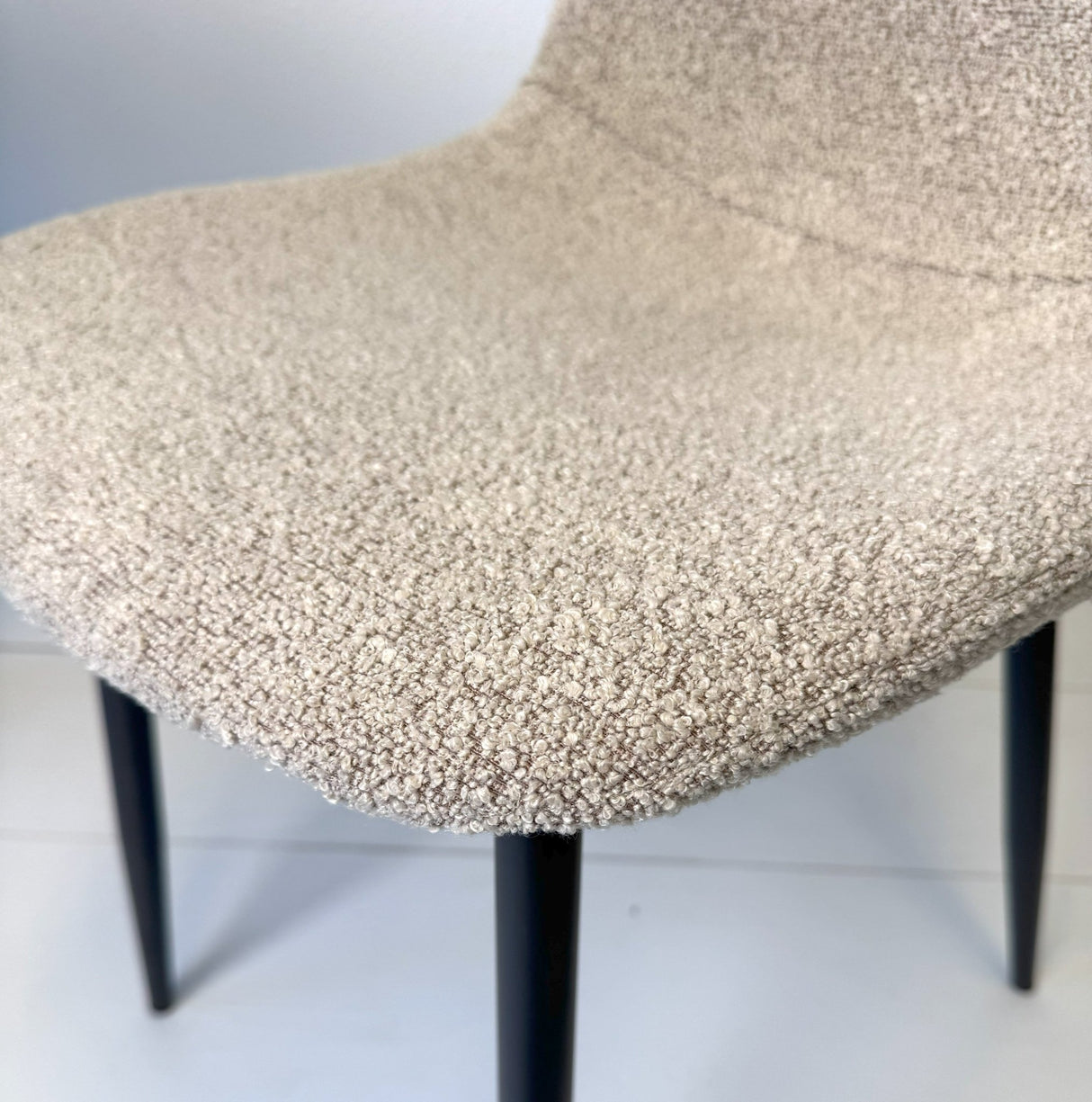 Set van 4 Scandinavische Eetkamerstoelen Latte Bouclé Stof Swift - Zonder Armleuningen