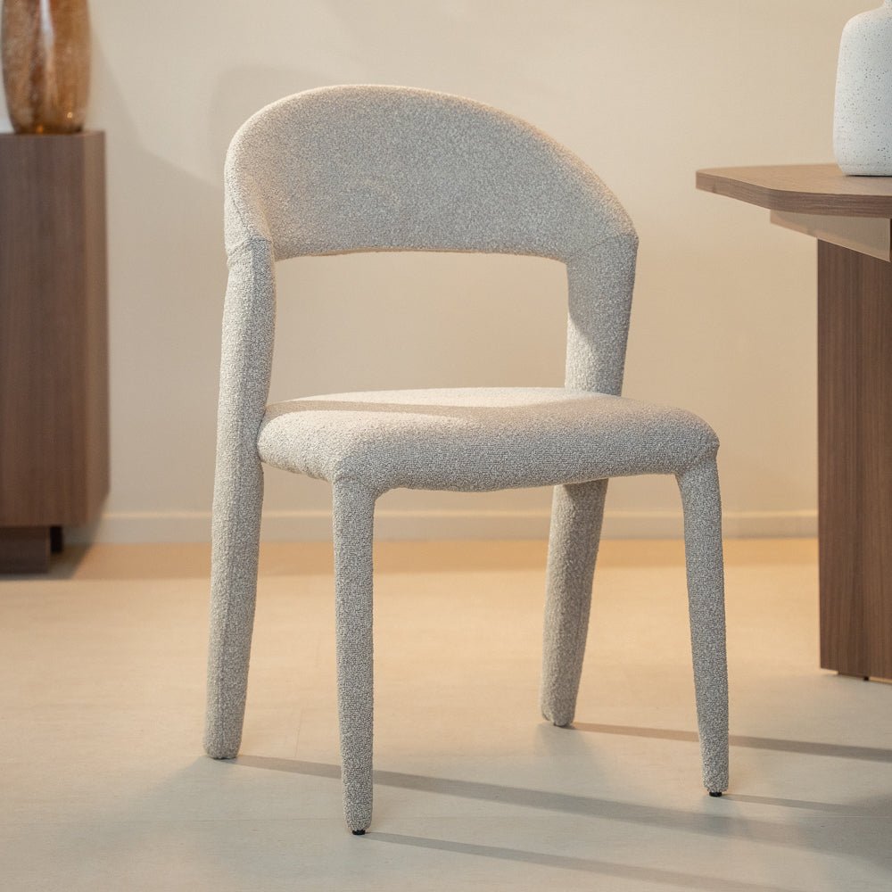 Eetkamerstoelen-Eetkamerstoel zandkleur bouclé Yumi - Japandi - volledig gestoffeerd-Dimehouse