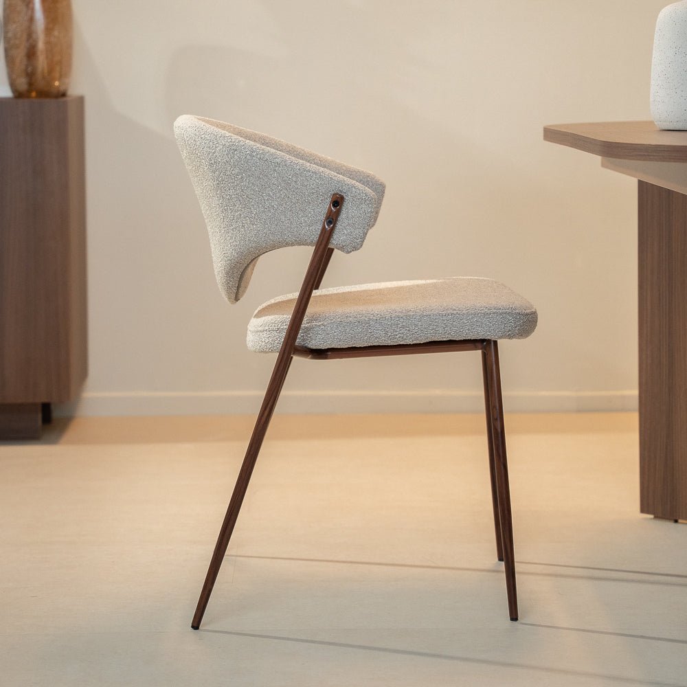 Eetkamerstoelen-Eetkamerstoel bouclé zandkleur Kaito - walnootlook frame - Japandi-Dimehouse