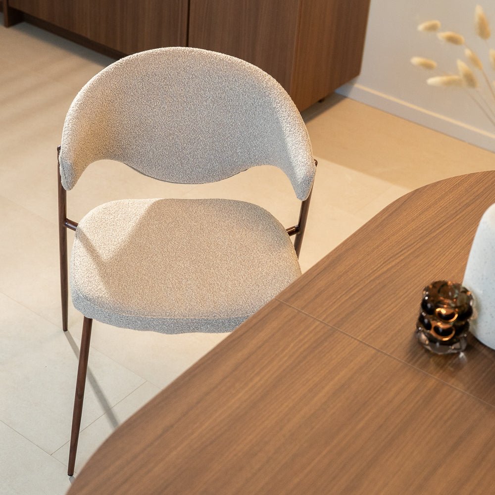 Eetkamerstoelen-Eetkamerstoel bouclé zandkleur Kaito - walnootlook frame - Japandi-Dimehouse