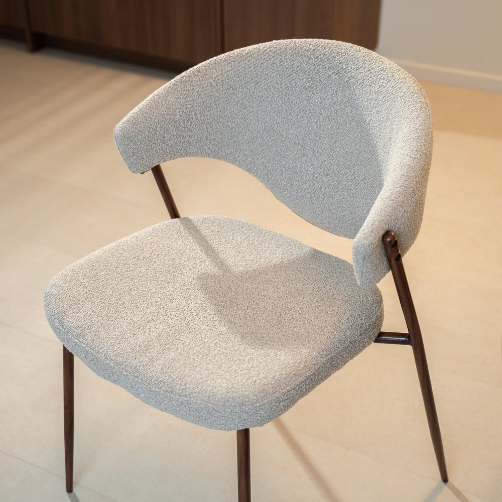 Eetkamerstoelen-Eetkamerstoel bouclé zandkleur Kaito - walnootlook frame - Japandi-Dimehouse