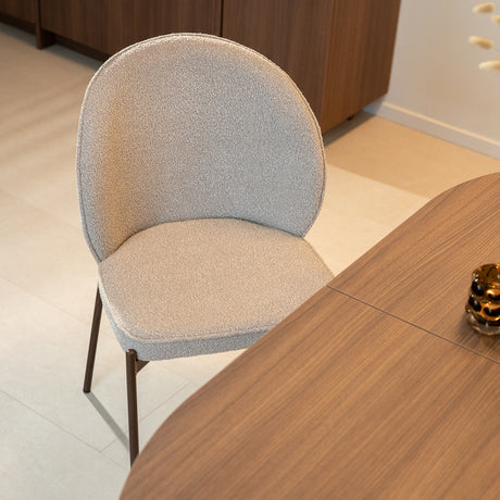 Eetkamerstoelen-Eetkamerstoel bouclé zandkleur Jiro - walnootlook frame - Japandi-Dimehouse