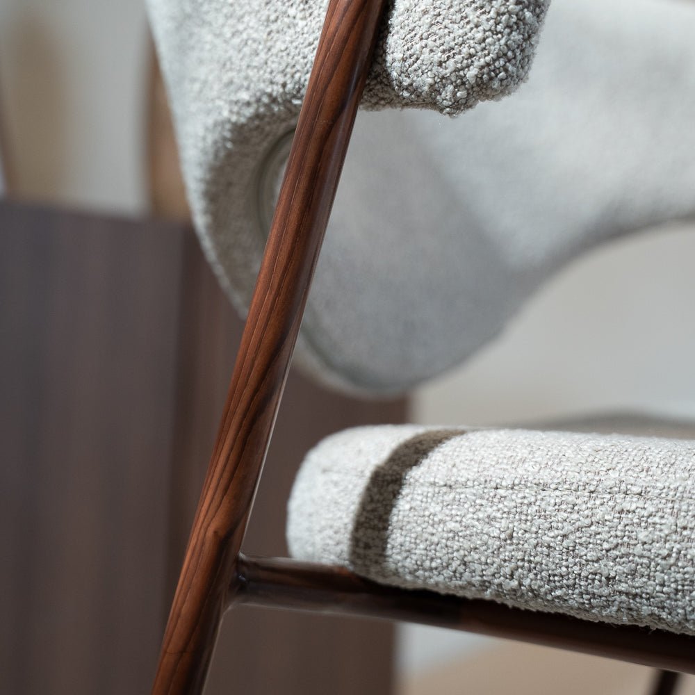 Eetkamerstoelen-Eetkamerstoel bouclé zandkleur Kaito - walnootlook frame - Japandi-Dimehouse