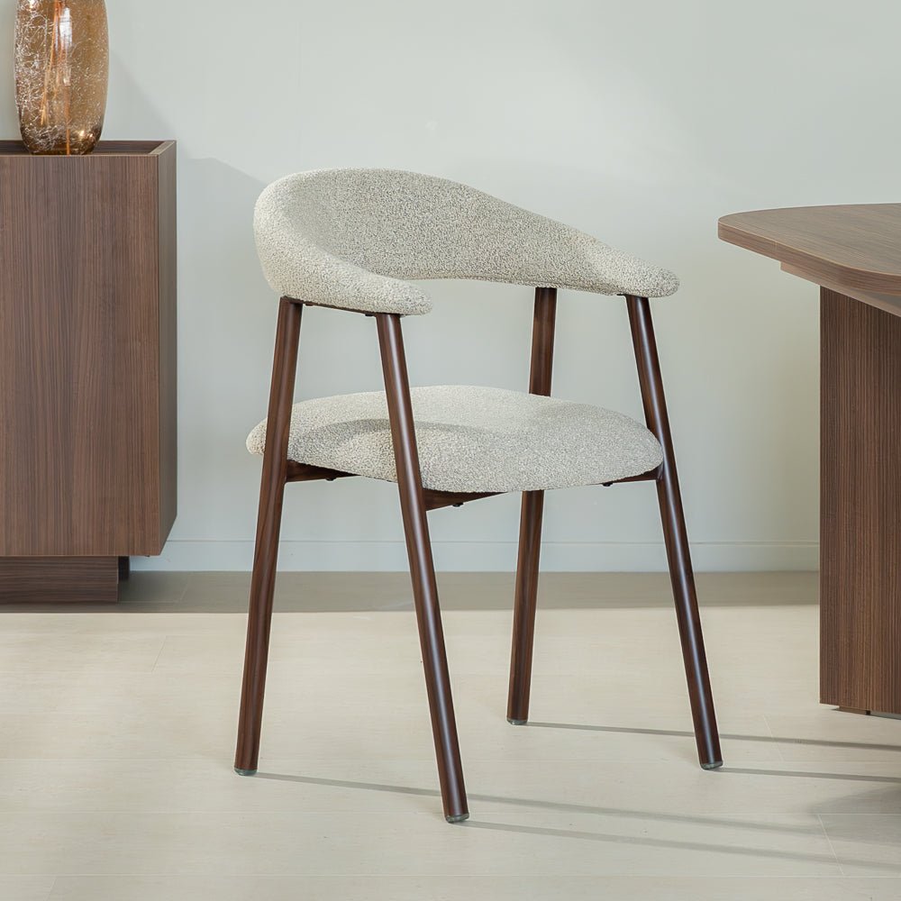 Eetkamerstoelen-Japandi Eetkamerstoel Zandkleur Bouclé Suki - Walnoot Frame - Met Armleuning-Dimehouse