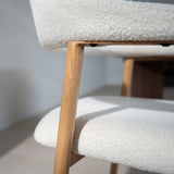 Eetkamerstoelen-Japandi Eetkamerstoel Beige Bouclé Suki - Eikenlook Frame - Met Armleuning-Dimehouse