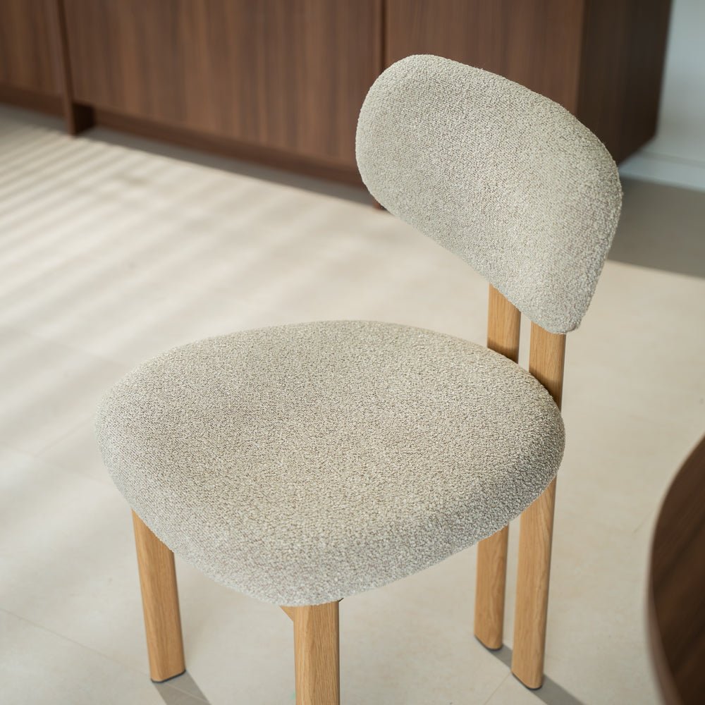Chaises de salle à manger-Chaise de salle à manger Japandi Miyo Bouclé Couleur Sable - Structure aspect chêne-Dimehouse
