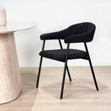 Ensemble de meubles complet : Table à manger Lea en pierre frittée aspect marbre travertin - cadre en noyer + 4 chaises de salle à manger Lisa en bouclé noir 