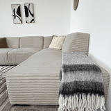 Canapé d’angle Gavi en tissu côtelé ultra doux beige – méridienne à droite