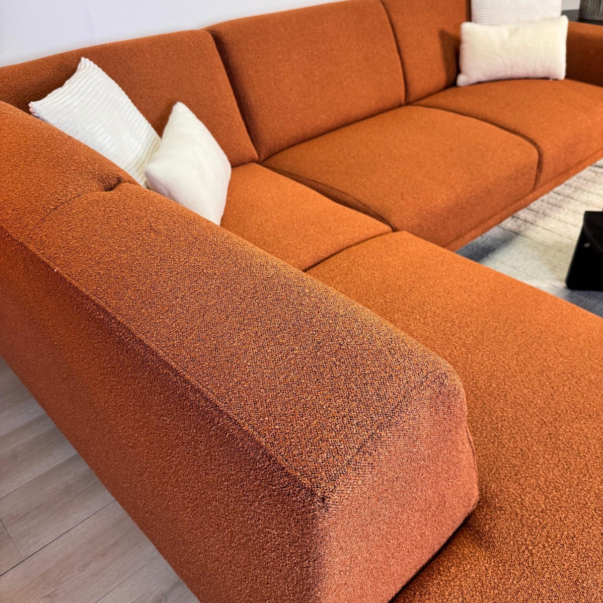 Hoekbank Maël bouclé stof in terracotta kleur - links