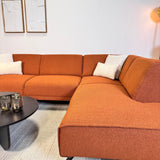 Hoekbank Maël bouclé stof in terracotta kleur - links
