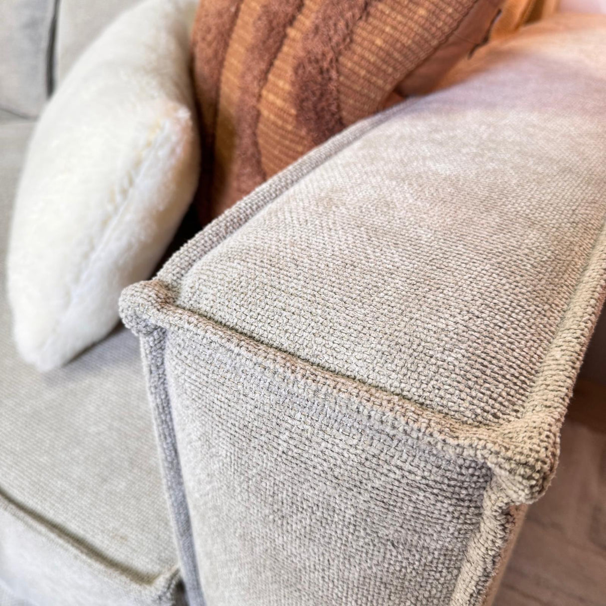 Canapé d'angle Yara avec méridienne en chenille beige - gauche 