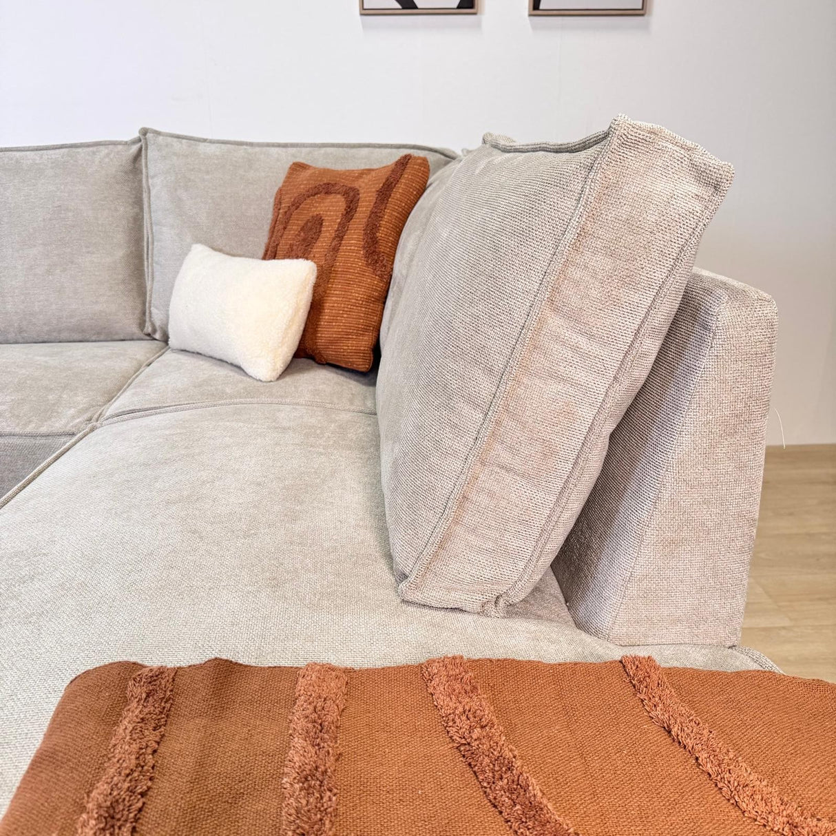 Canapé d'angle Yara avec méridienne en chenille beige - à droite 
