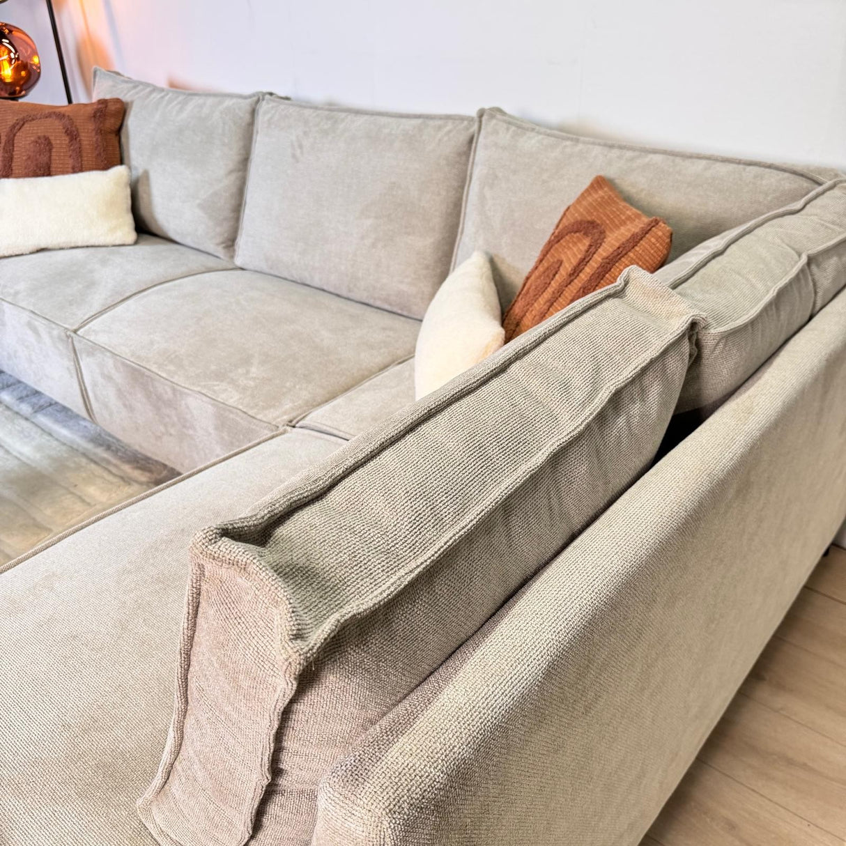Canapé d'angle Yara avec méridienne en chenille beige - à droite 