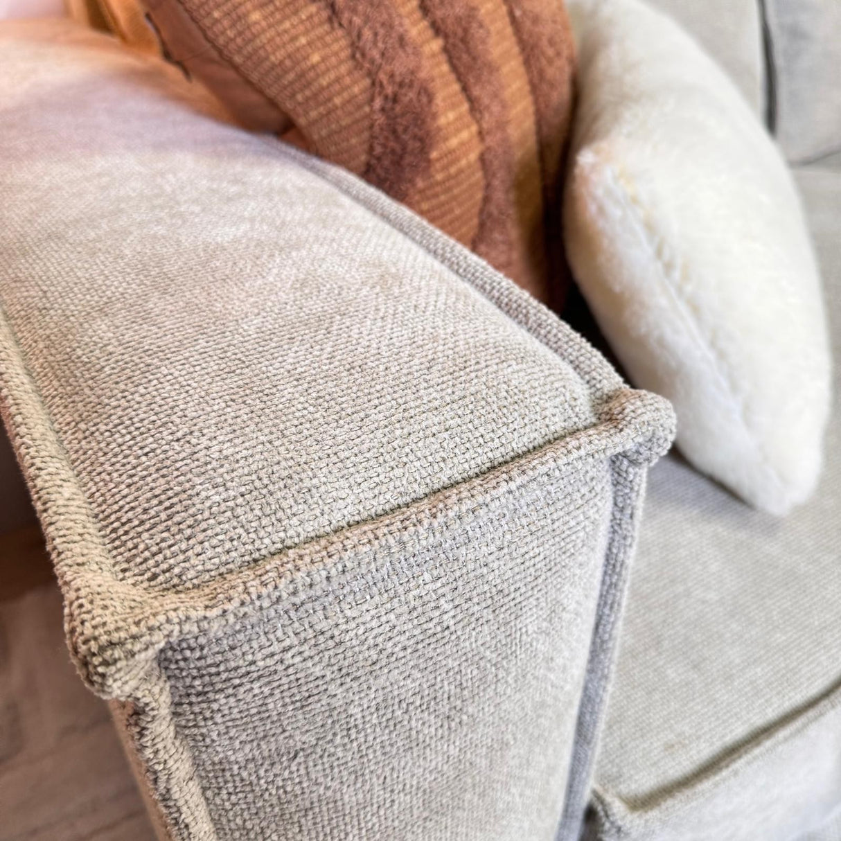 Canapé d'angle Yara avec méridienne en chenille beige - à droite 