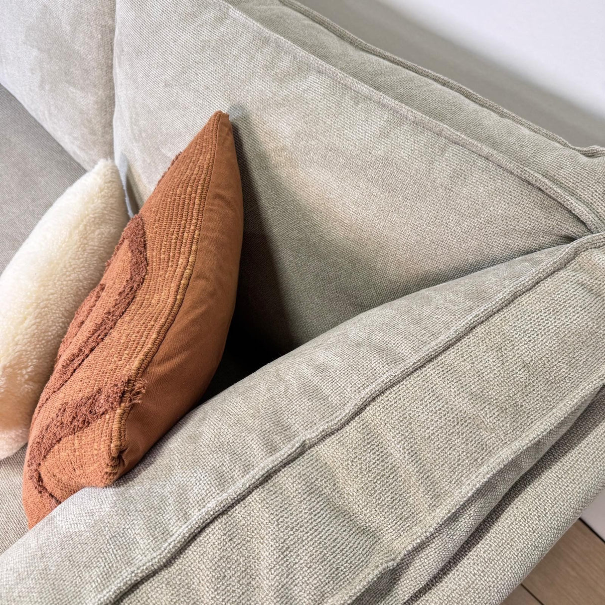Canapé d'angle Yara avec méridienne en chenille beige - à droite 