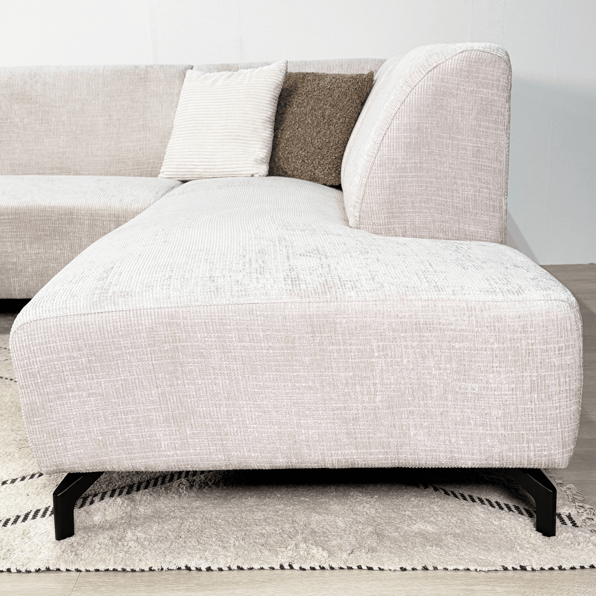 Canapé d'angle manon avec chaise longue sur le beige de chenille droite