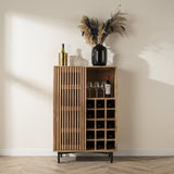 Industriële Wijnkast Monja Acaciahout sfeerfoto in modern interieur