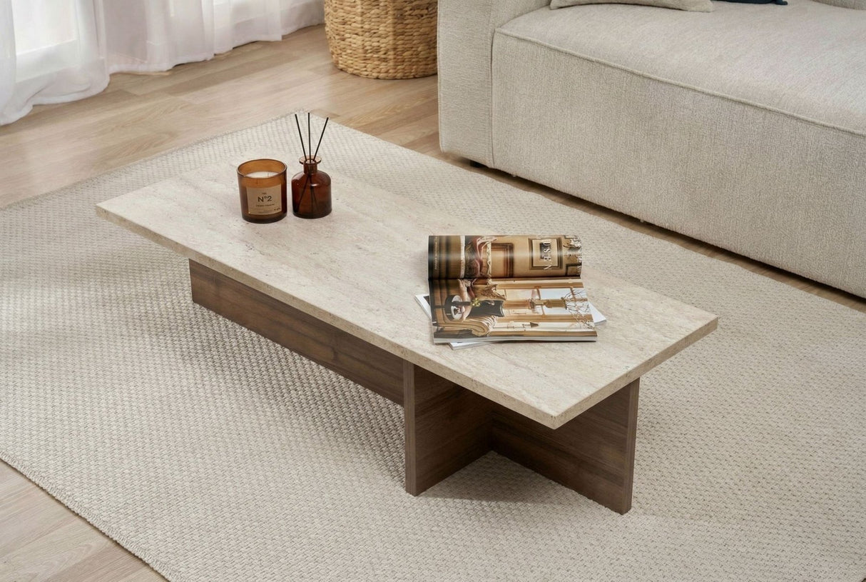Table basse rectangulaire moderne avec plateau en travertin et base en mélamine noyer. Dimensions : 120 x 45 x 30 cm.