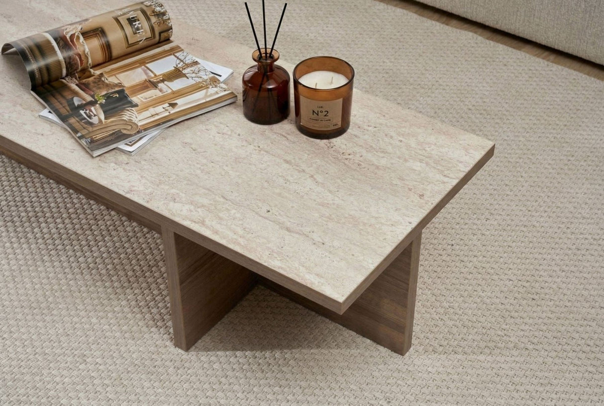 Table basse rectangulaire moderne avec plateau en travertin et base en mélamine noyer. Dimensions : 120 x 45 x 30 cm.