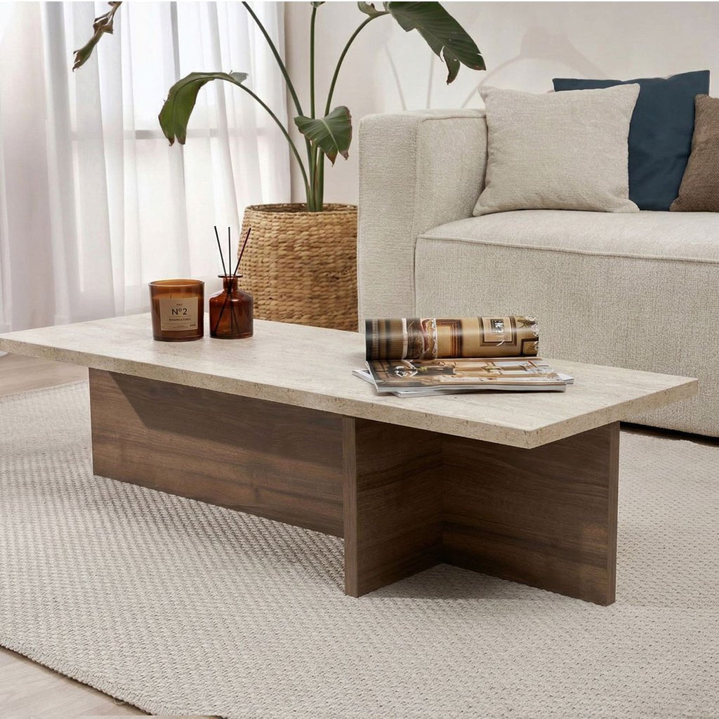 Table basse rectangulaire moderne avec plateau en travertin et base en mélamine noyer. Dimensions : 120 x 45 x 30 cm.