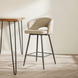 Set van 2 Barkrukken Alba bouclé Zand sfeerfoto in modern interieur