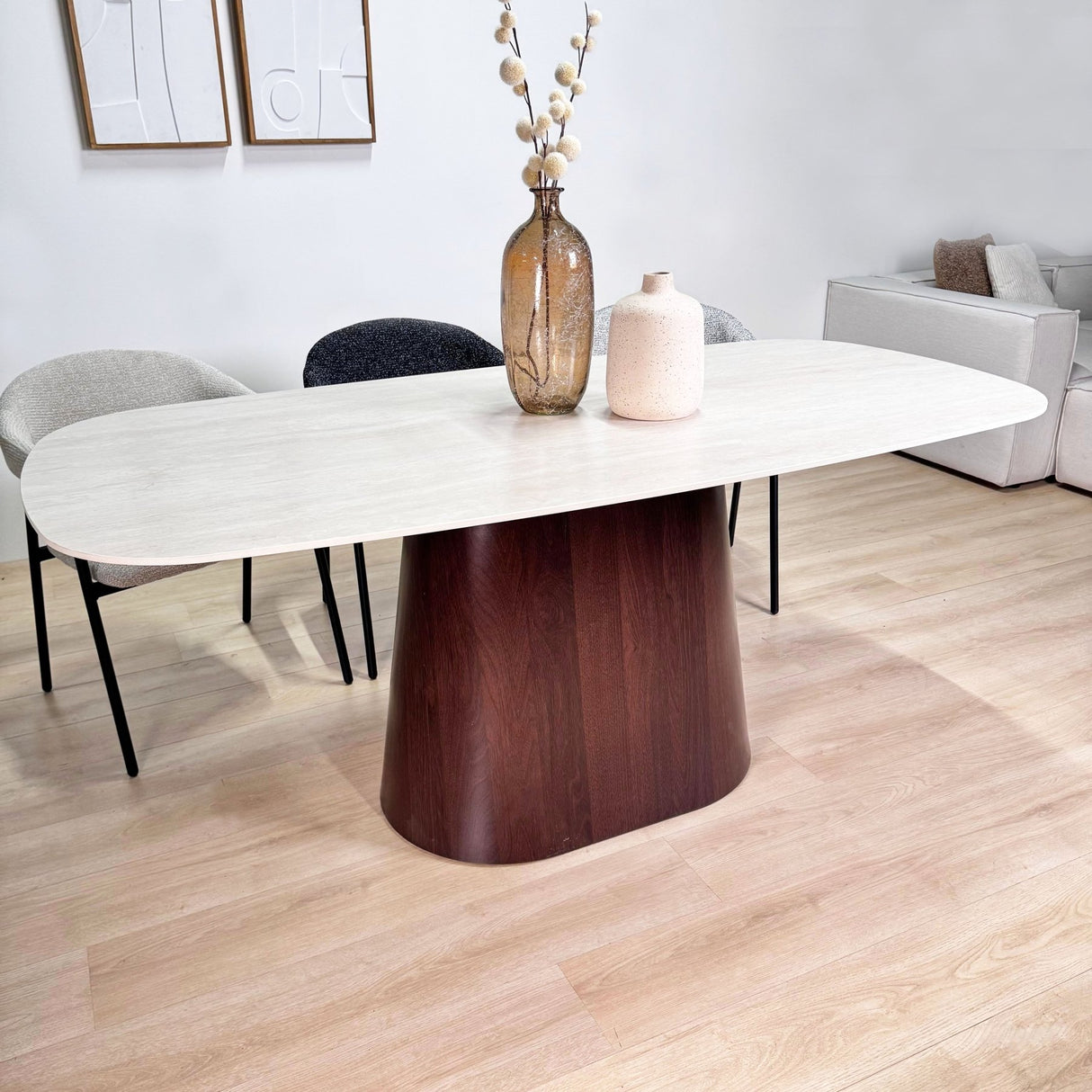 Complete Meubelset: Lea Eettafel Sintered Stone Marmerlook Travertine - Walnoot Frame + 4x Lisa Eetkamerstoelen Bouclé Grijs