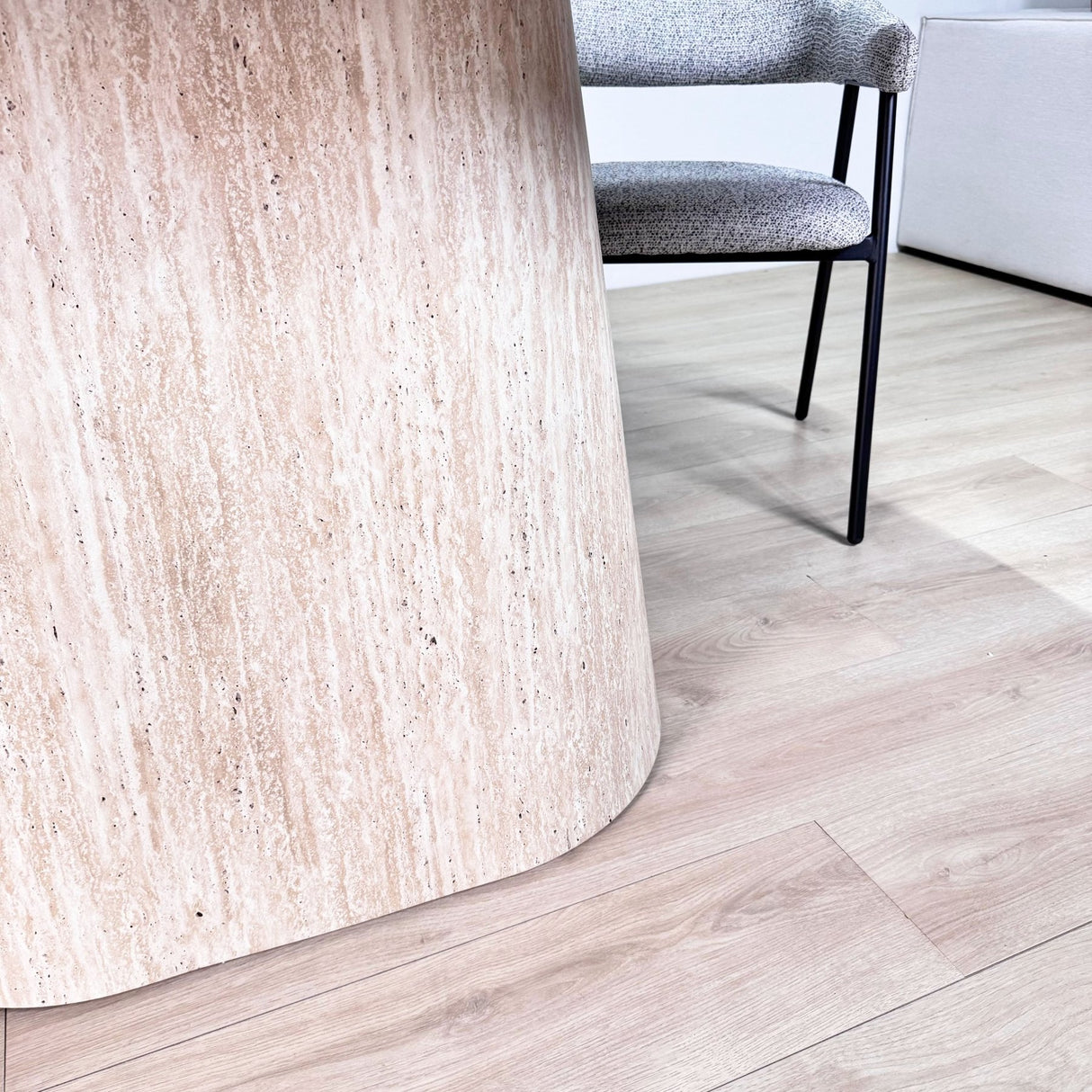 Table à manger en pierre frittée look marbre Travertin Lea 180x90 cm - Cadre en chêne clair - Ovale Danois 