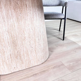 Table à manger en pierre frittée look marbre Travertin Lea 180x90 cm - Cadre en chêne clair - Ovale Danois 