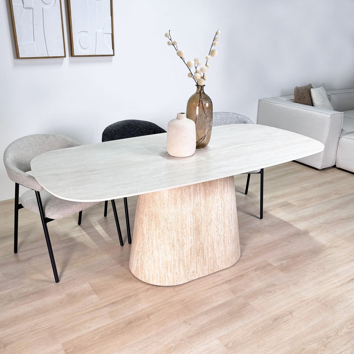 Table à manger en pierre frittée look marbre Travertin Lea 180x90 cm - Cadre en chêne clair - Ovale Danois 