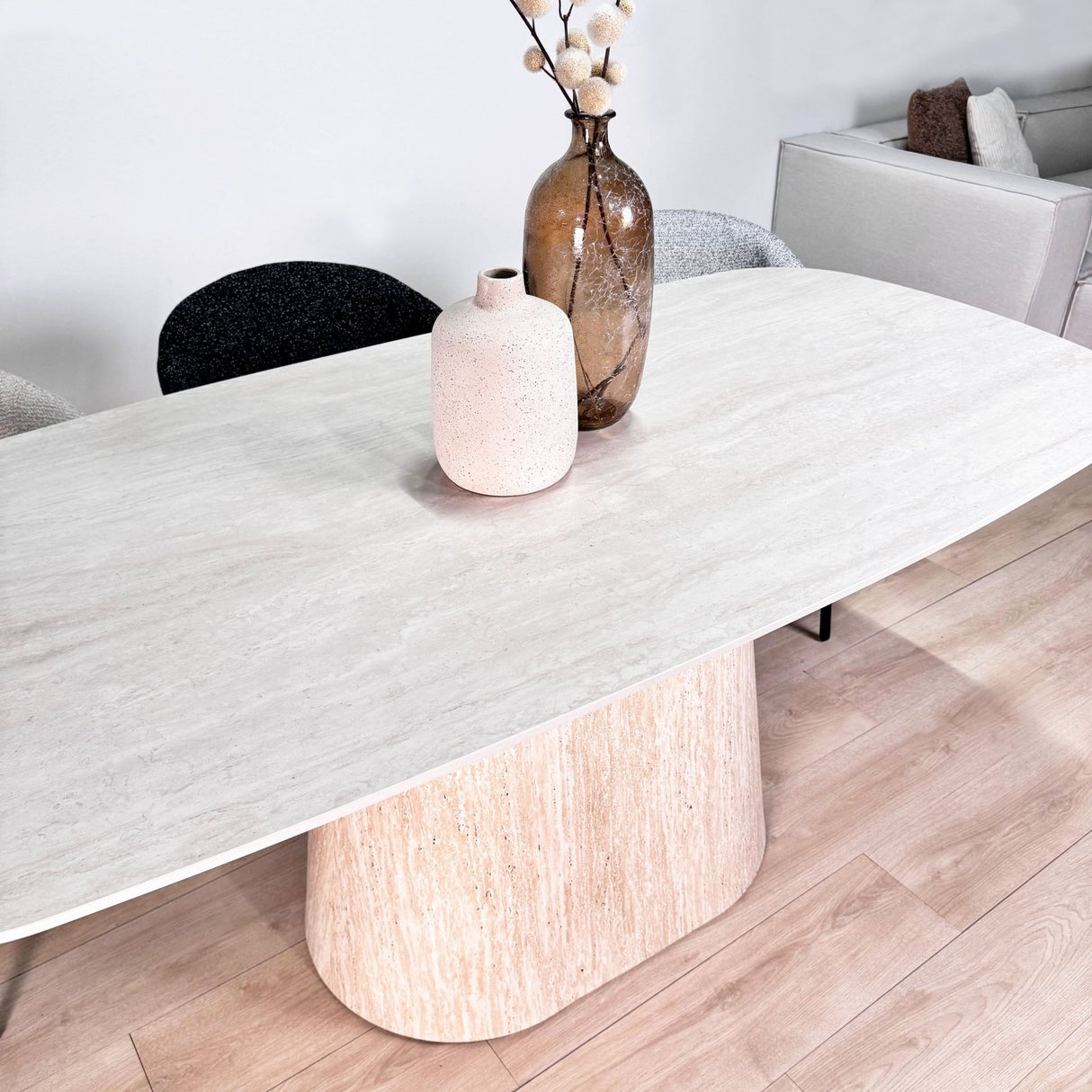 Table à manger en pierre frittée look marbre Travertin Lea 180x90 cm - Cadre en chêne clair - Ovale Danois 