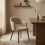 Eetkamerstoelen - Japandi eetkamerstoel zandkleur bouclé Aki - walnoot frame - met armleuning - Dimehouse