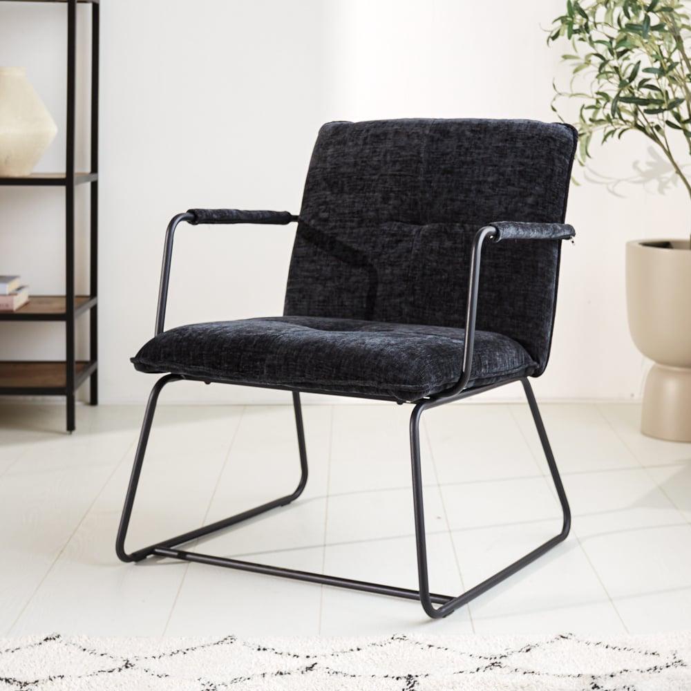 Fauteuil Hailey Chenille Dimehouse Zwart LxBxH 66x64x37 Stof Sfeerfoto schuin vooraanzicht