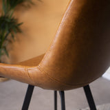 Barkruk Juno Dimehouse Cognac LxBxH 86x56x56 Kunstleer Sfeerfoto detail