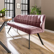 Eetkamerbank Romy DH Interior Roze LxBxH 197x82x59 Velvet Sfeerfoto schuin vooraanzicht