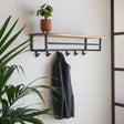 Porte-manteau Niels DH Intérieur Acacia LxlxH 102x37x30 Bois d'acacia Photo d'ambiance vue de face diagonale
