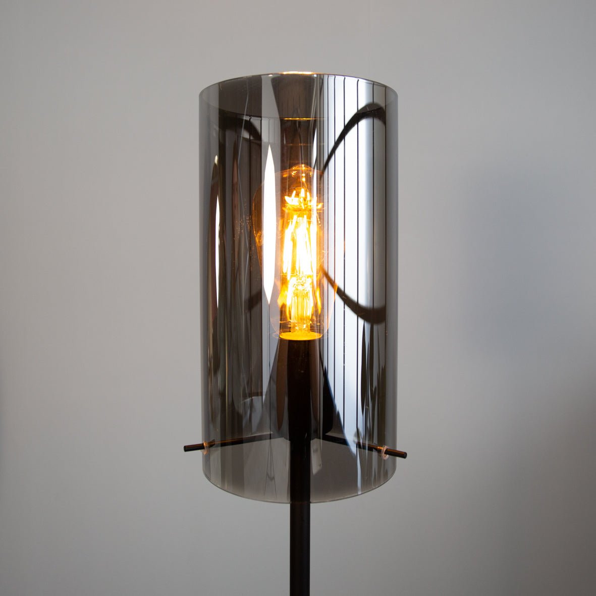 Vloerlamp Hugo Dimehouse Zwart LxBxH 49x23x23 Glas Sfeerfoto detail