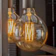 Source lumineuse LED filament Sphère Ø12,5 DH Intérieur Verre couleur ambre LxLxH 18x13x13 Verre couleur ambre Photo d'ambiance vue de face diagonale